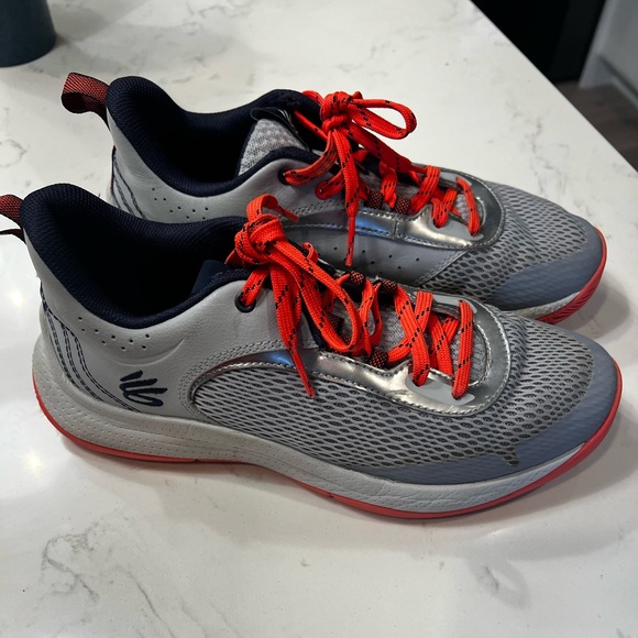 Steph Curry Basketball shoes size 7y - Picture 1 of 5